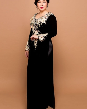 Áo dài thêu hoa và kết cườm